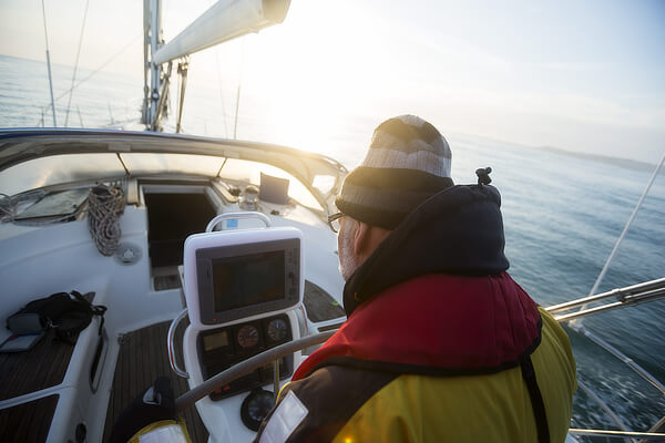 Mann bei Navigation eines Bootes