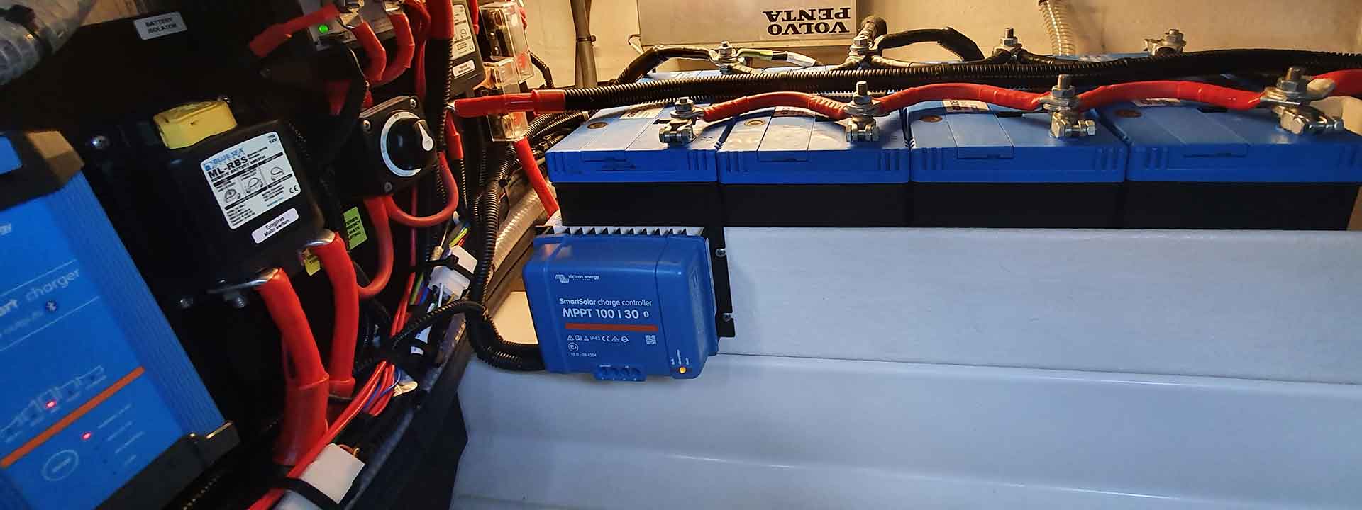 Victron Energiesystem mit Batterie, Solarladeregler und Verkabelung