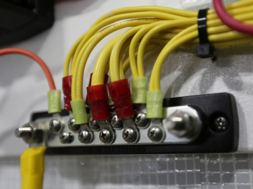 BlueSea 2300 Massesammelschiene SMS 12 150 A mit Abdeckung 2x M6 Bolzen 10x M4 Anschlüsse