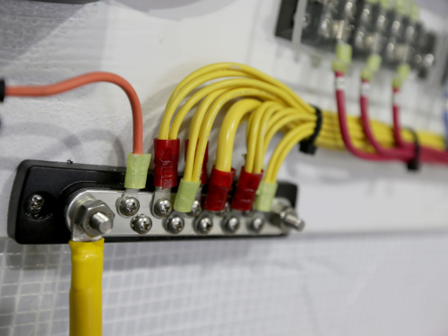 BlueSea 2300 Massesammelschiene SMS 12 150 A mit Abdeckung 2x M6 Bolzen 10x M4 Anschlüsse