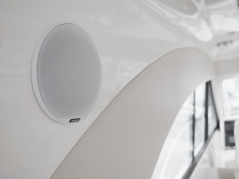 Fusion SG-F653W 6,5" Marine Einbau-Lautsprecher 230W (1 Paar), Classic-White-Grill Fusion SG-F653W 6,5" Marine Einbau-Lautsprecher 230W (1 Paar), Classic-White-Grill