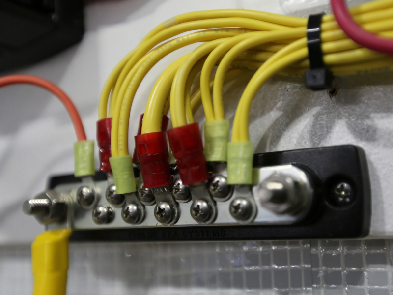 BlueSea 2300 Massesammelschiene SMS 12 150 A mit Abdeckung 2x M6 Bolzen 10x M4 Anschlüsse