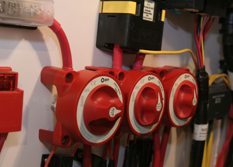 BlueSea Batteriehauptschalter 0-1 350A rot