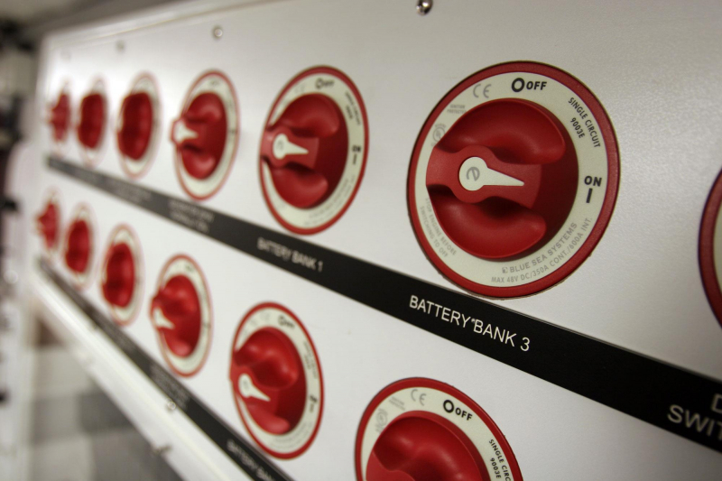 BlueSea Batteriehauptschalter 0-1 350A rot