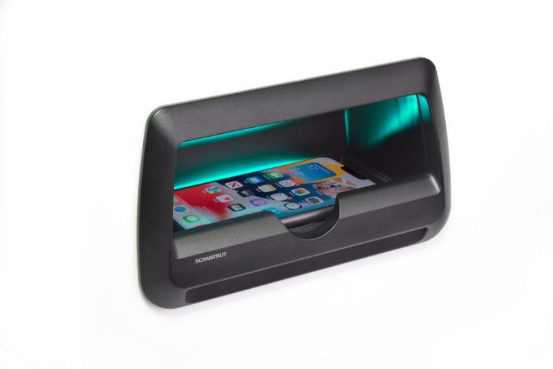 Scanstrut QI-Ladegerät 10W mit Smartphone-Ablagefach mit Wasserführung mit RGB-LED-Beleuchtung Scanstrut QI-Ladegerät 10W mit Smartphone-Ablagefach mit Wasserführung mit RGB-LED-Beleuchtung